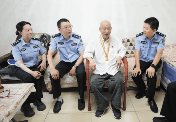 新乡公安慰问九十九岁抗战老兵张德芳 致敬抗战老英雄 忠诚守护“烟火气”