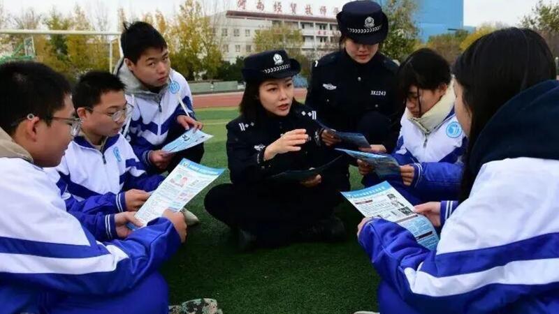 安全护航 “警”彩开讲