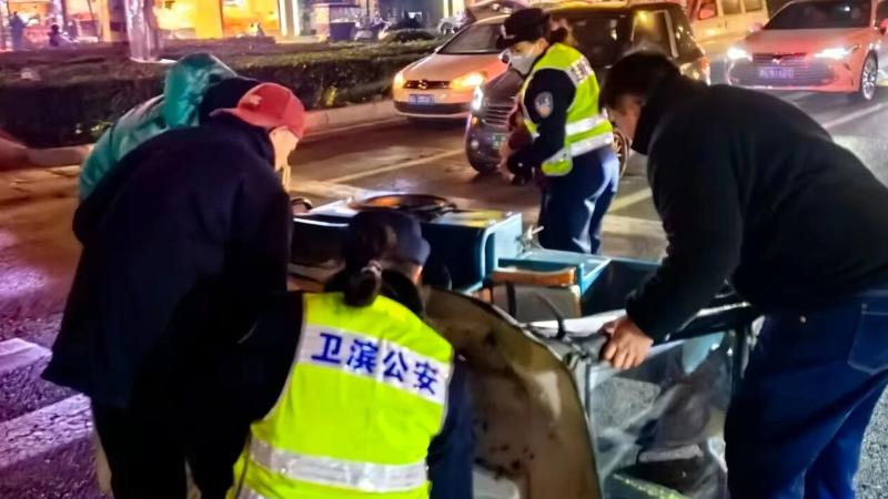 这一波暖心警事 让冬天充满“藏蓝温度”